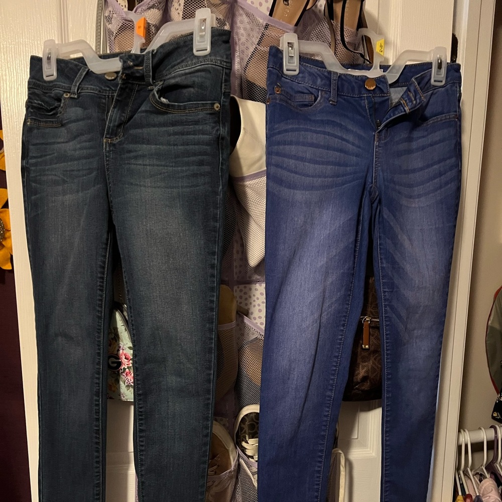 2 for 1 gently wore skinny jeans. Great condition. Comfortable and affordable!